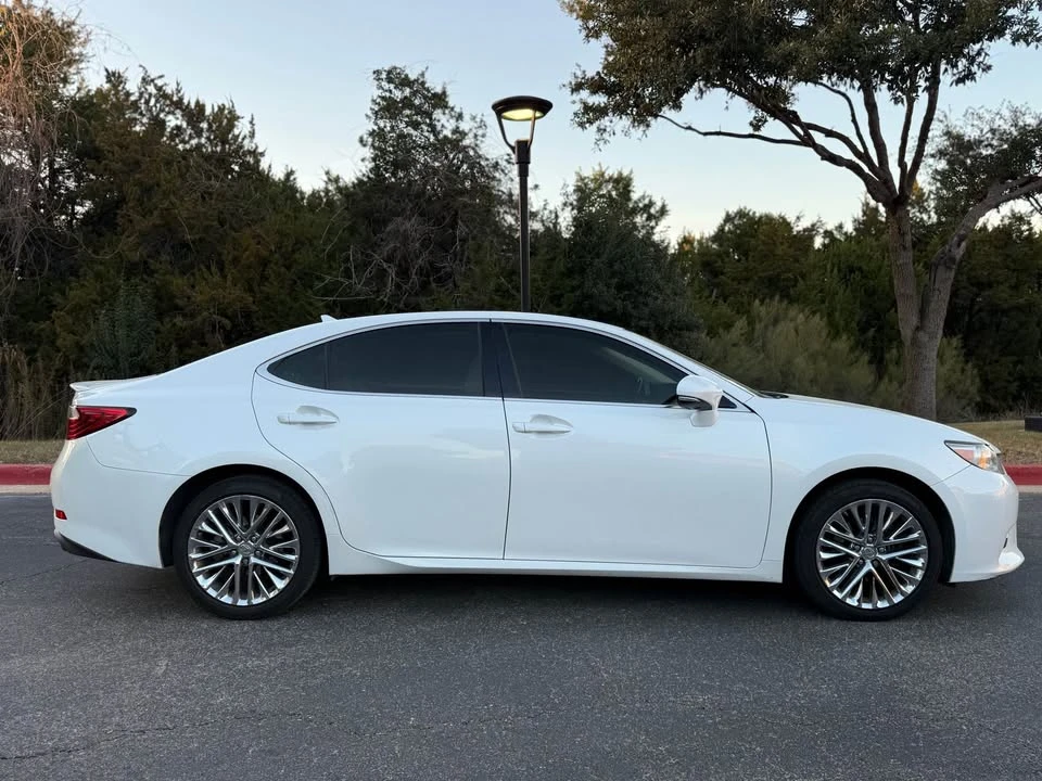 2013 Lexus ES 6th Gen - Image 2 of 14