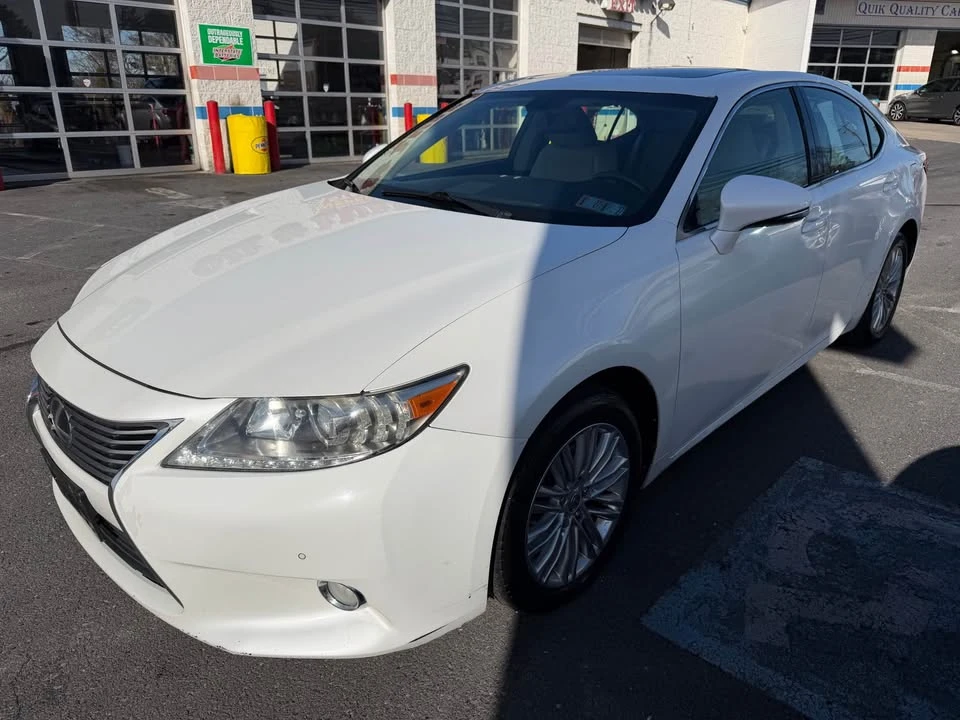 2013 Lexus ES 6th Gen - Image 2 of 18