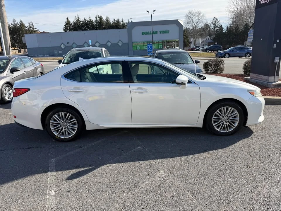 2013 Lexus ES 6th Gen - Image 7 of 18