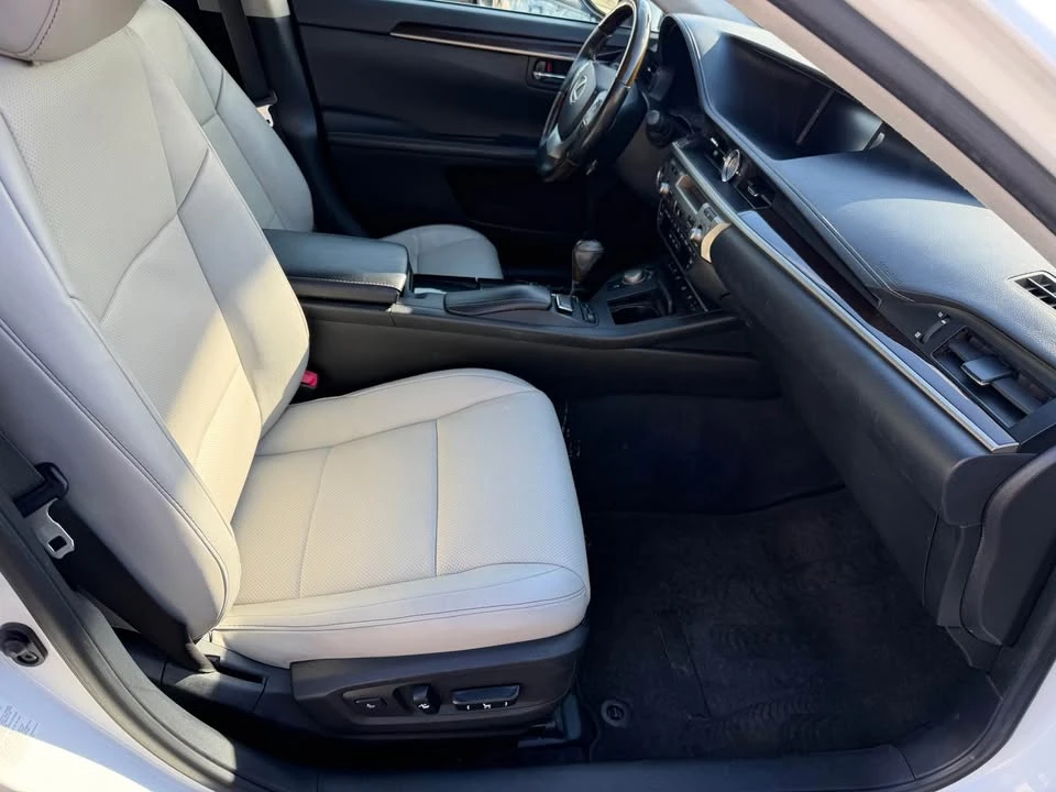 2013 Lexus ES 6th Gen - Image 9 of 18