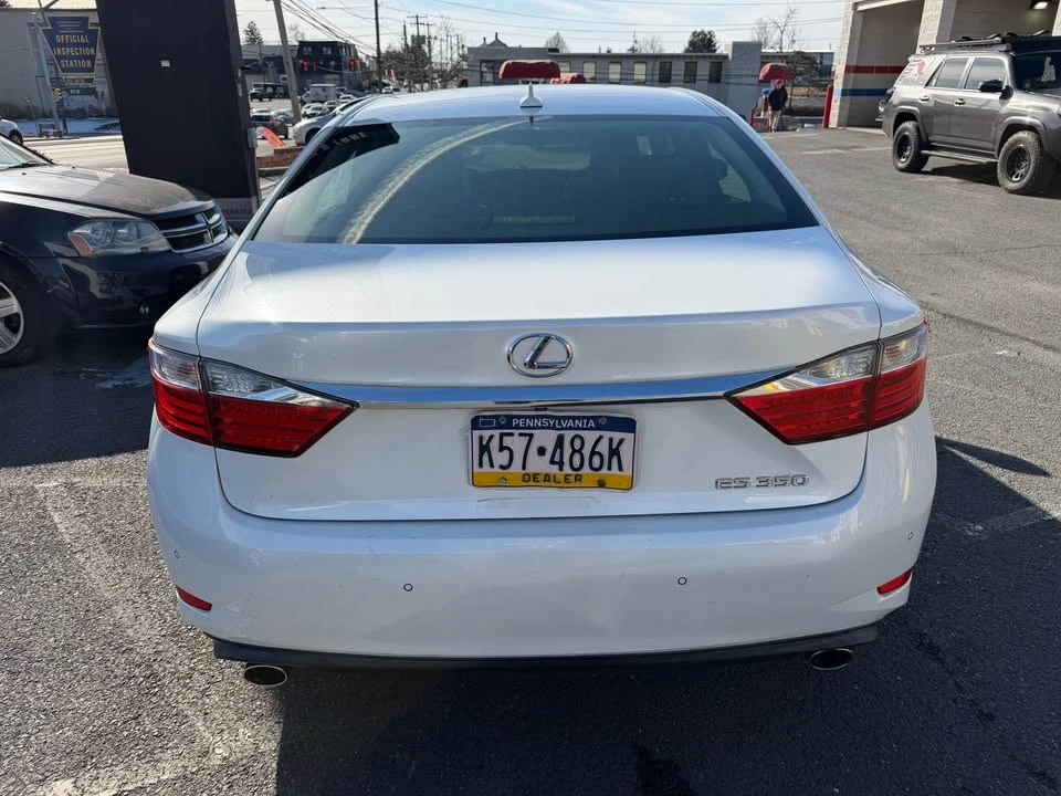 2013 Lexus ES 6th Gen - Image 5 of 18