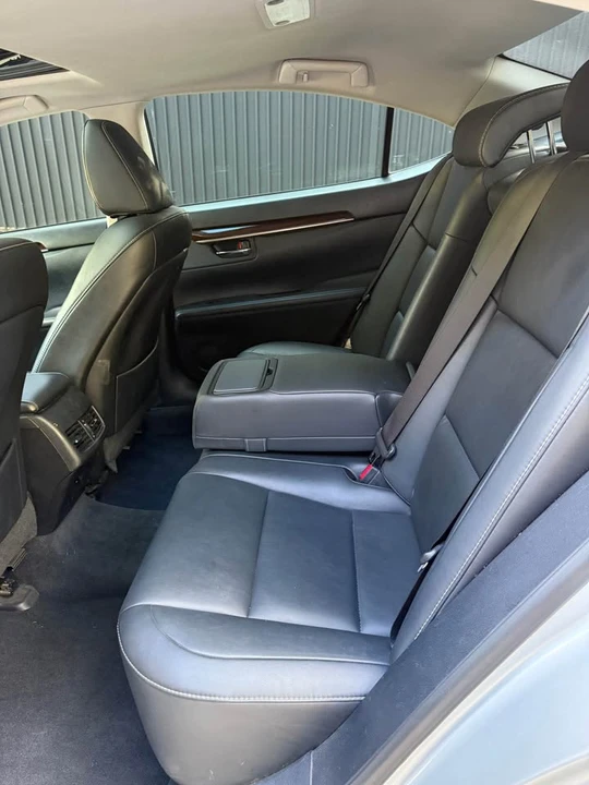 2013 Lexus ES 6th Gen - Image 17 of 19