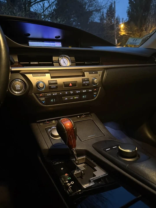 2013 Lexus ES 6th Gen - Image 9 of 11