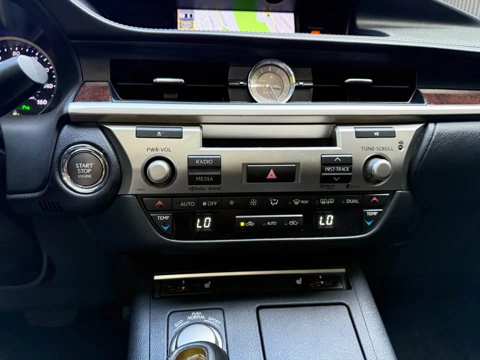 2013 Lexus ES 6th Gen - Image 11 of 19
