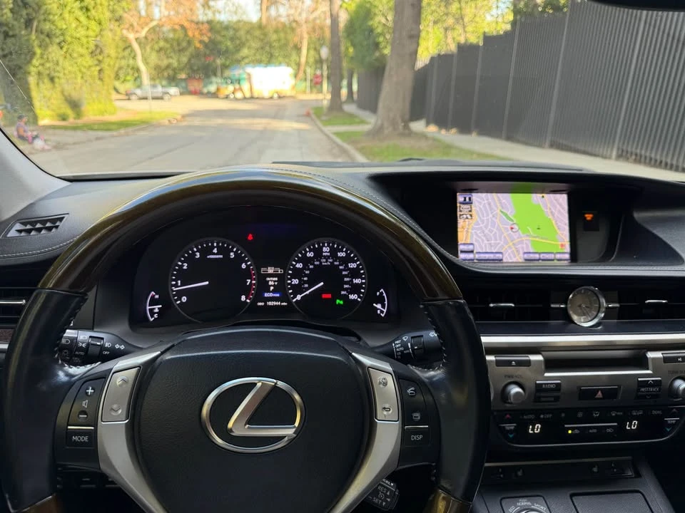2013 Lexus ES 6th Gen - Image 10 of 19
