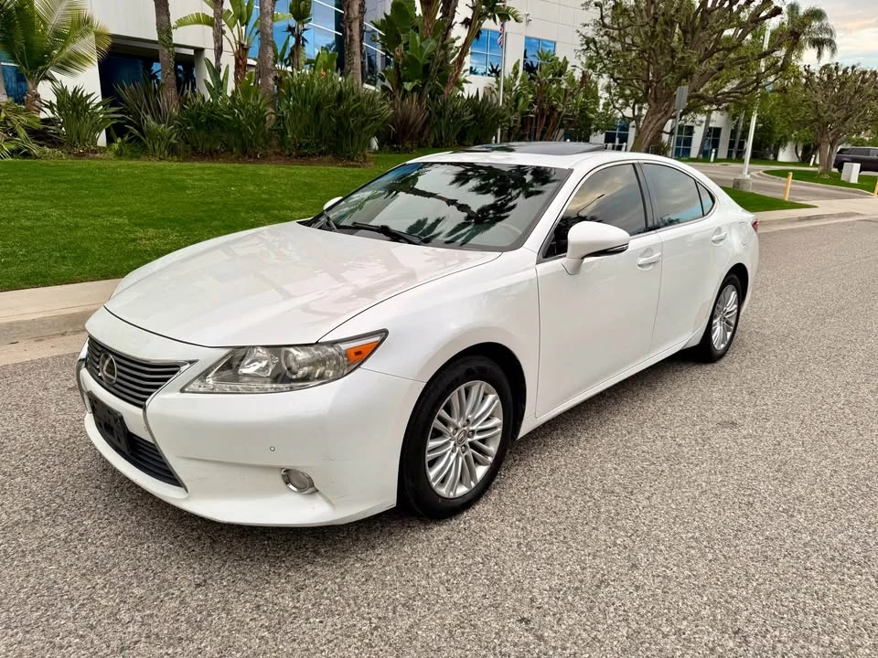 2013 Lexus ES 6th Gen - Image 2 of 19