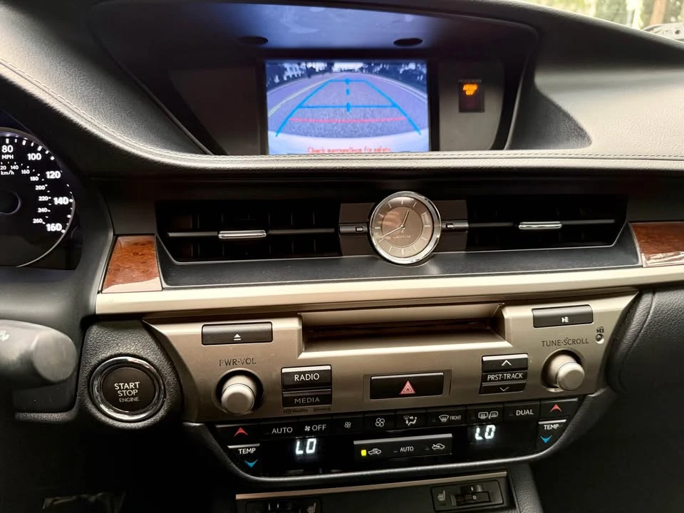 2013 Lexus ES 6th Gen - Image 11 of 19