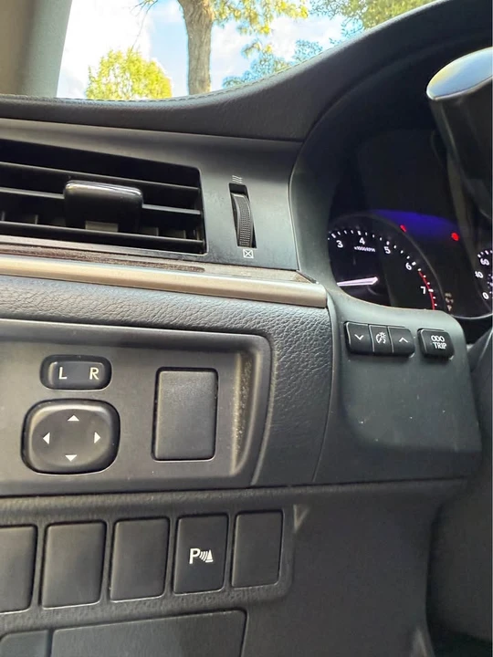 2013 Lexus ES 6th Gen - Image 15 of 19