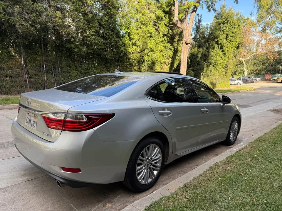 2013 Lexus ES 6th Gen - Image 5 of 19