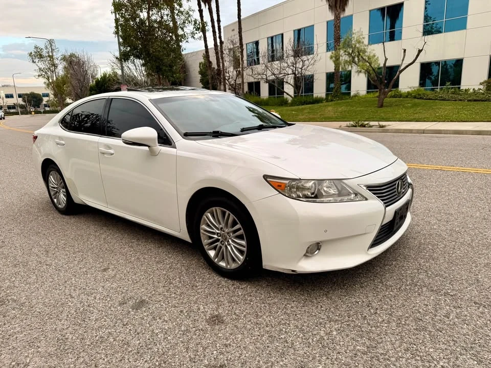 2013 Lexus ES 6th Gen - Image 3 of 19