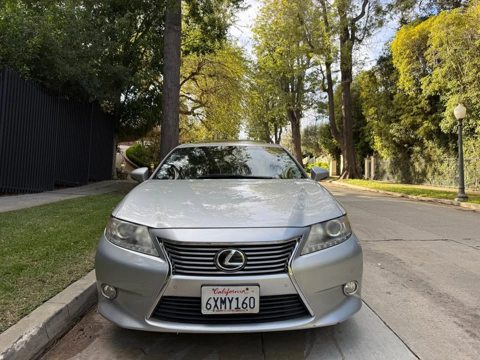 2013 Lexus ES 6th Gen - Image 2 of 19