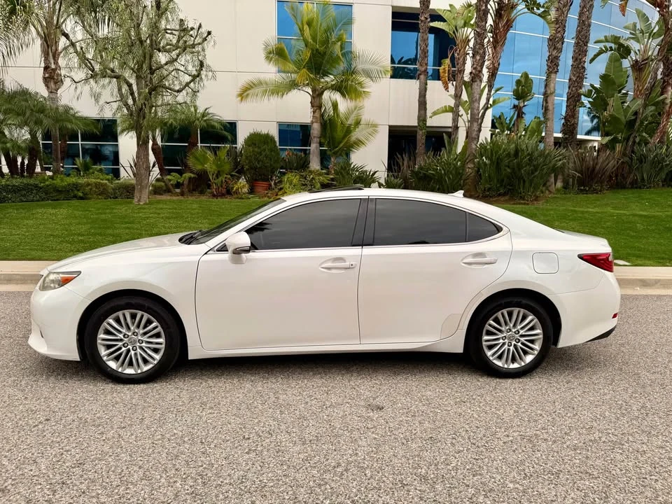 2013 Lexus ES 6th Gen - Image 8 of 19