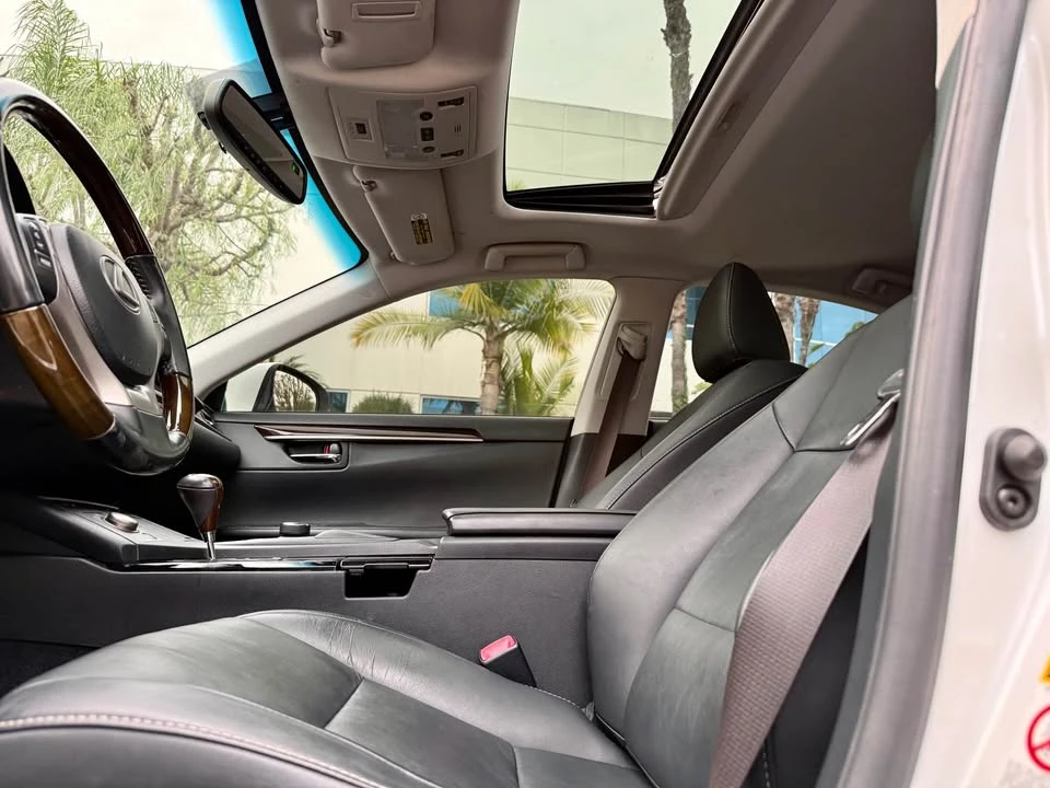 2013 Lexus ES 6th Gen - Image 12 of 19