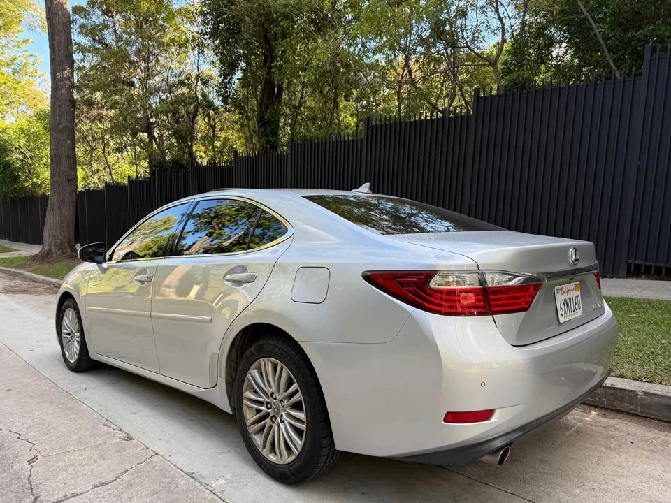 2013 Lexus ES 6th Gen - Image 7 of 19