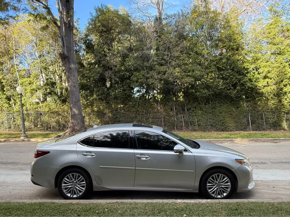 2013 Lexus ES 6th Gen - Image 4 of 19