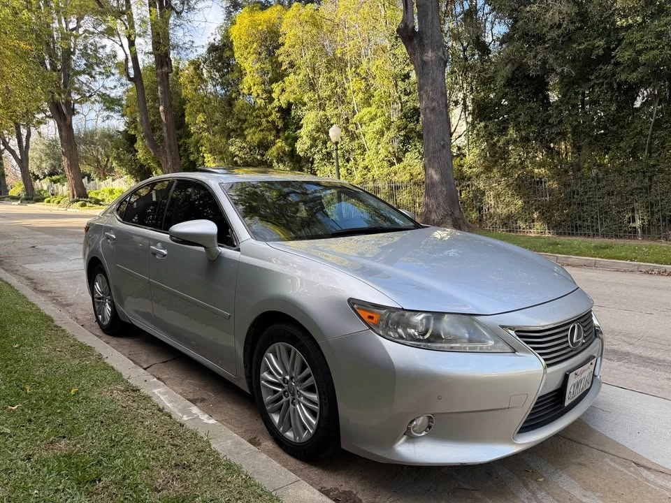 2013 Lexus ES 6th Gen - Image 3 of 19