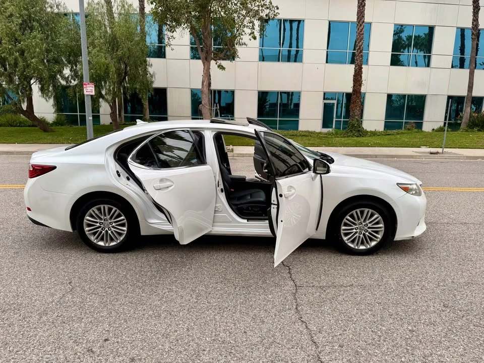 2013 Lexus ES 6th Gen - Image 18 of 19