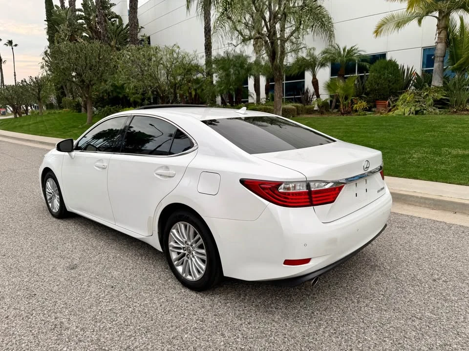 2013 Lexus ES 6th Gen - Image 5 of 19