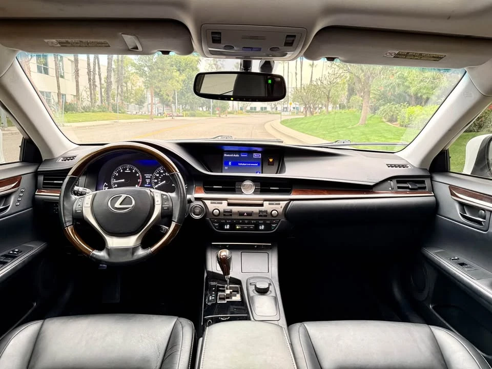 2013 Lexus ES 6th Gen - Image 10 of 19