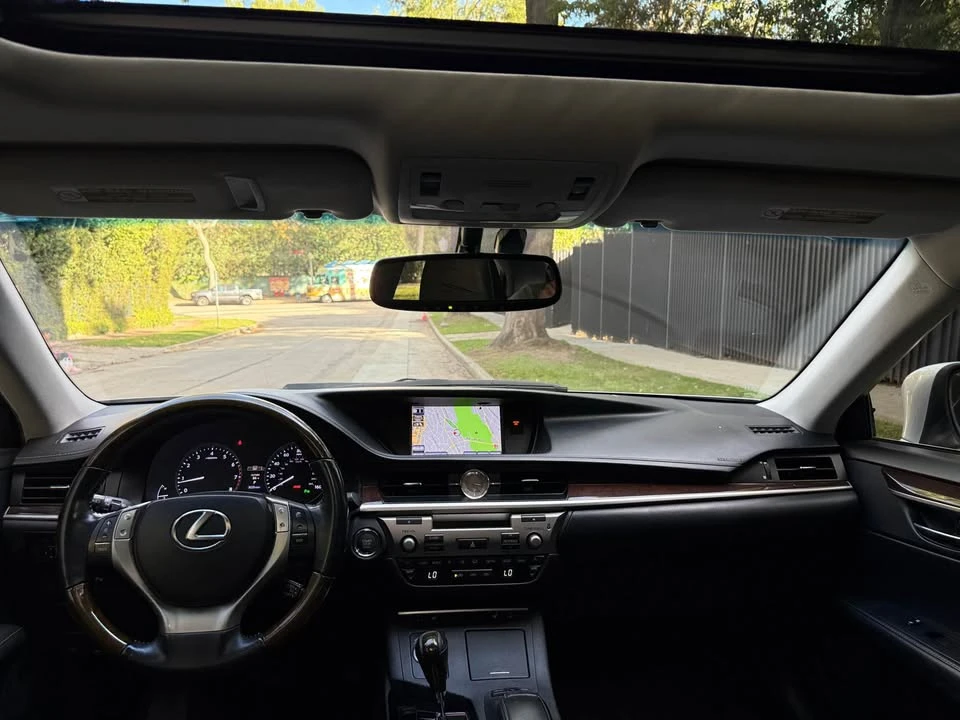 2013 Lexus ES 6th Gen - Image 9 of 19