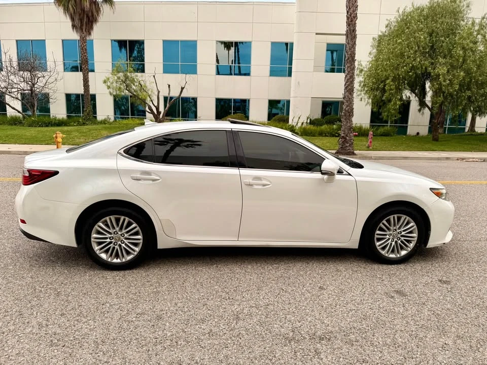 2013 Lexus ES 6th Gen - Image 7 of 19