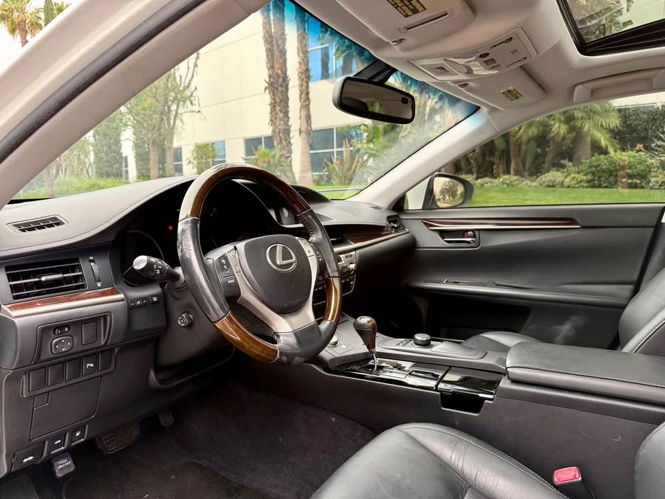 2013 Lexus ES 6th Gen - Image 17 of 19