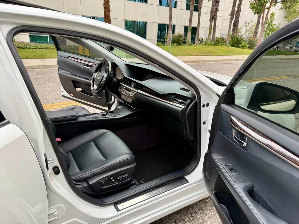 2013 Lexus ES 6th Gen - Image 13 of 19