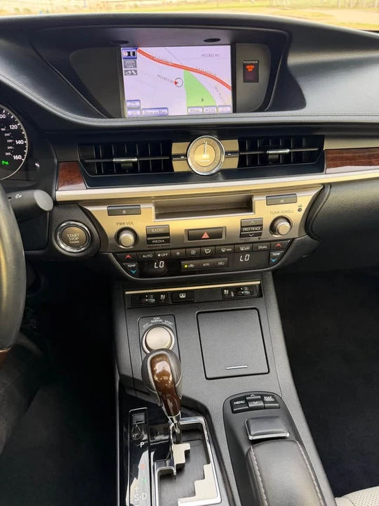 2013 Lexus ES 6th Gen - Image 16 of 18