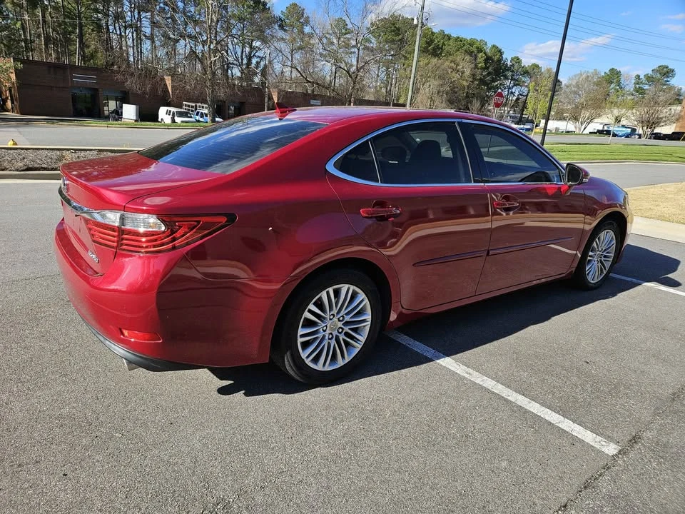 2013 Lexus ES 6th Gen - Image 17 of 18