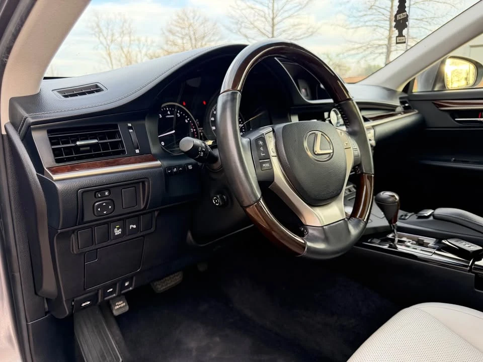 2013 Lexus ES 6th Gen - Image 17 of 18