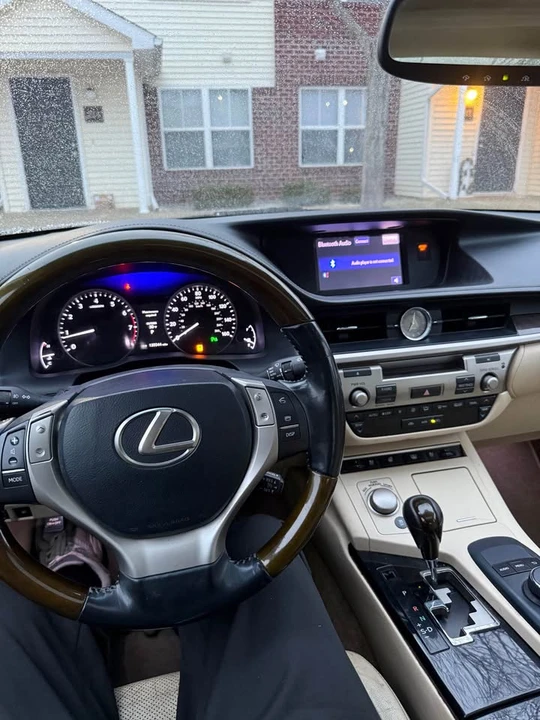 2013 Lexus ES 6th Gen - Image 9 of 10
