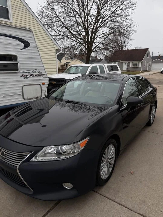2013 Lexus ES 6th Gen - Image 2 of 10