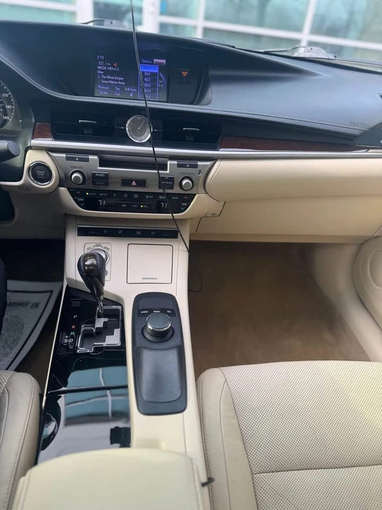 2013 Lexus ES 6th Gen - Image 10 of 20