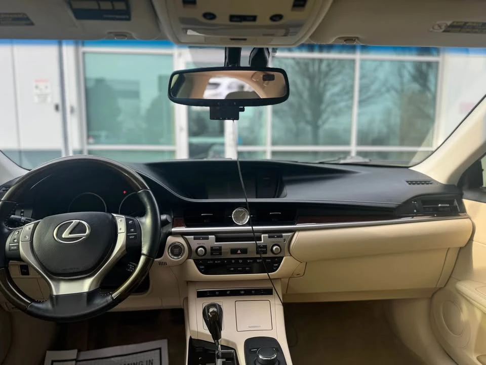 2013 Lexus ES 6th Gen - Image 9 of 20