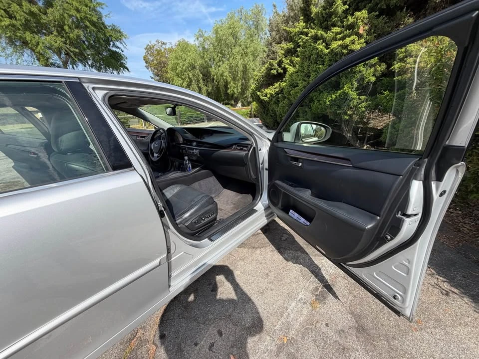 2013 Lexus ES 6th Gen - Image 8 of 16
