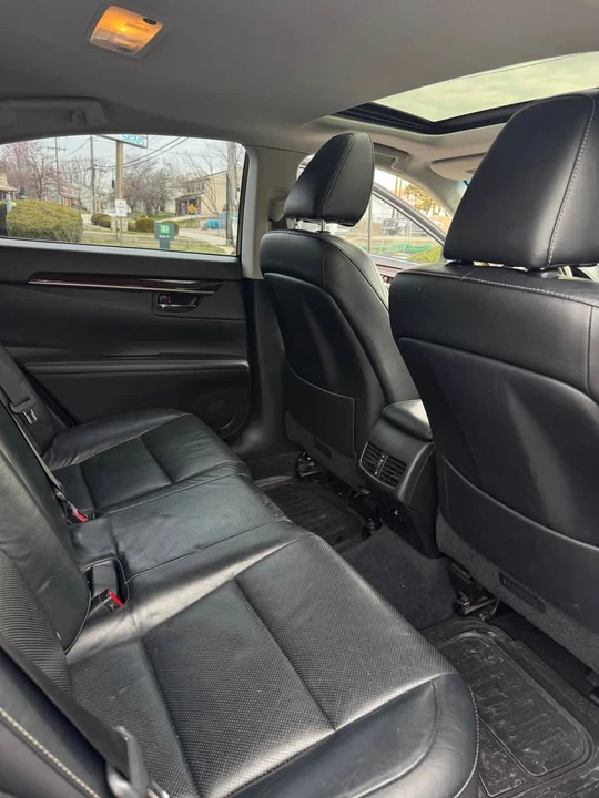 2013 Lexus ES 6th Gen - Image 12 of 17