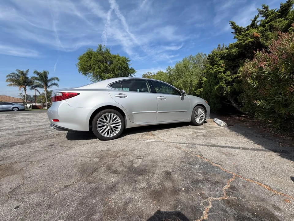 2013 Lexus ES 6th Gen - Image 3 of 16