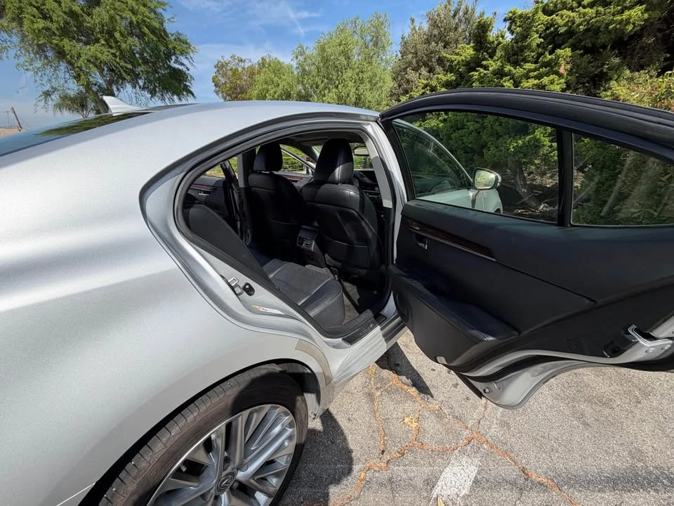 2013 Lexus ES 6th Gen - Image 9 of 16