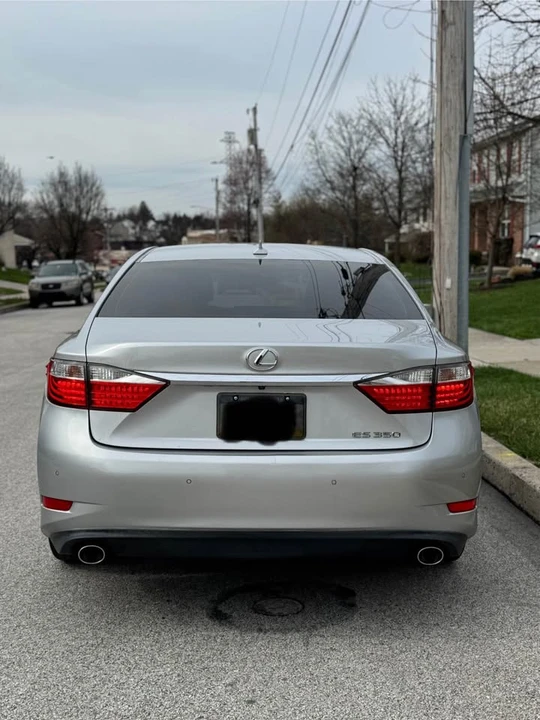 2013 Lexus ES 6th Gen - Image 5 of 17