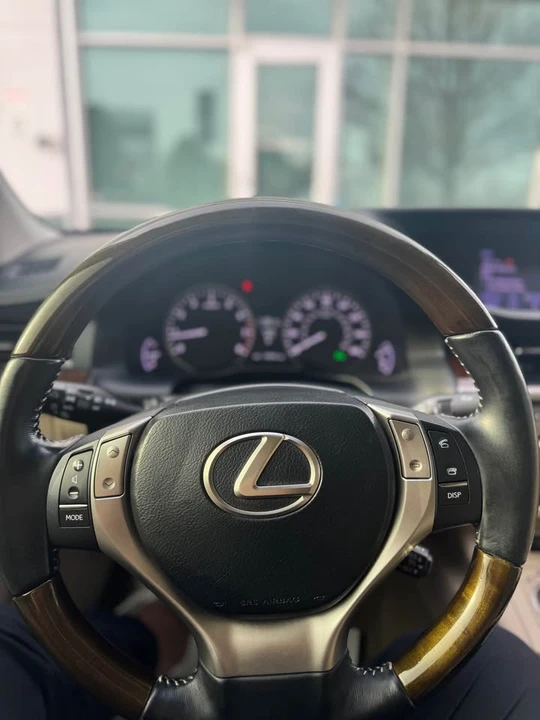 2013 Lexus ES 6th Gen - Image 12 of 20