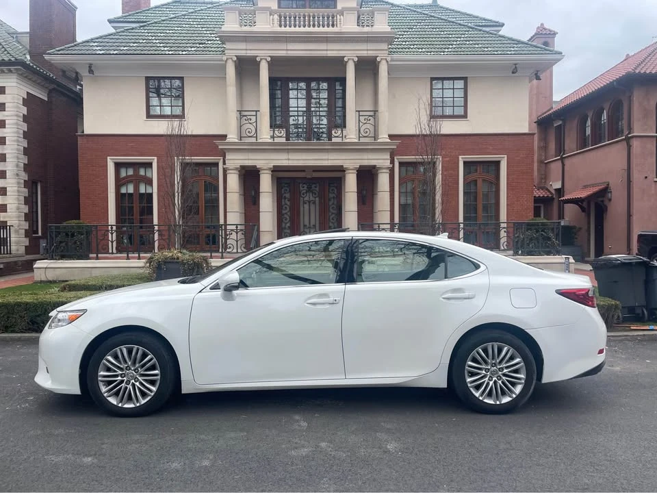 2013 Lexus ES 6th Gen - Image 2 of 19