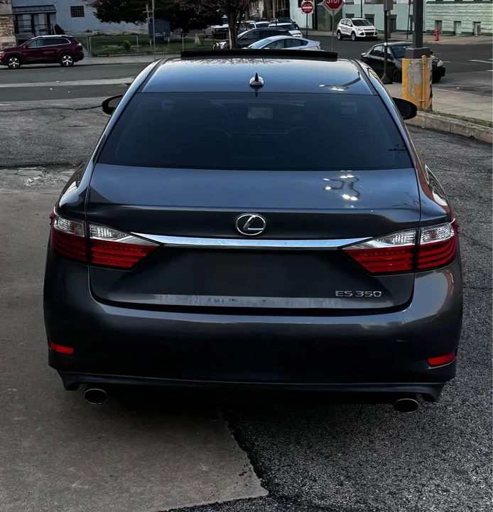 2013 Lexus ES 6th Gen - Image 2 of 8