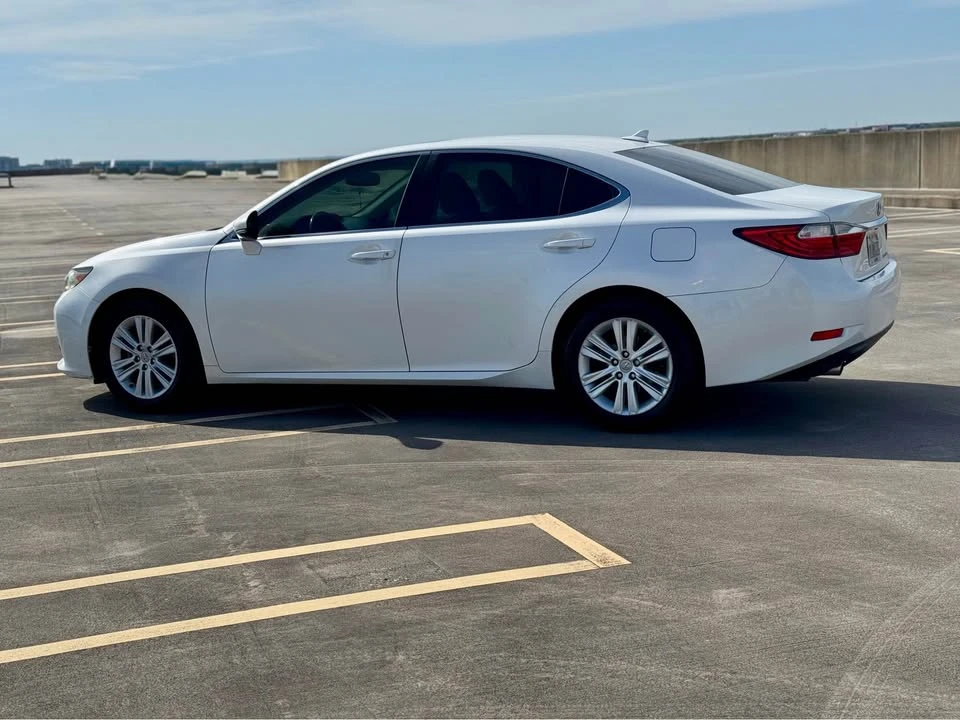 2013 Lexus ES 6th Gen - Image 3 of 19