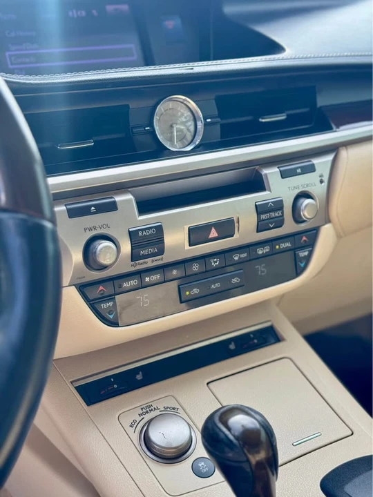 2013 Lexus ES 6th Gen - Image 9 of 19