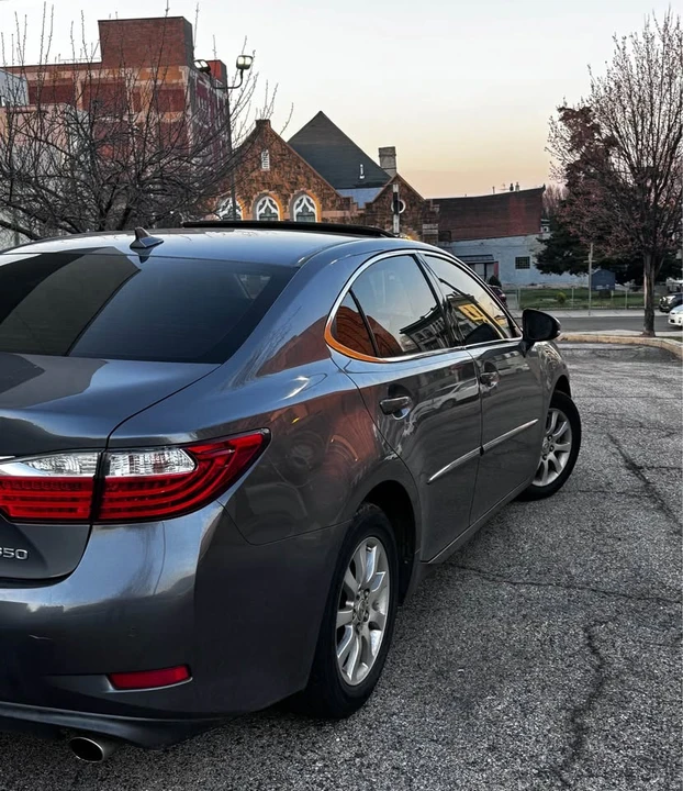 2013 Lexus ES 6th Gen - Image 3 of 8