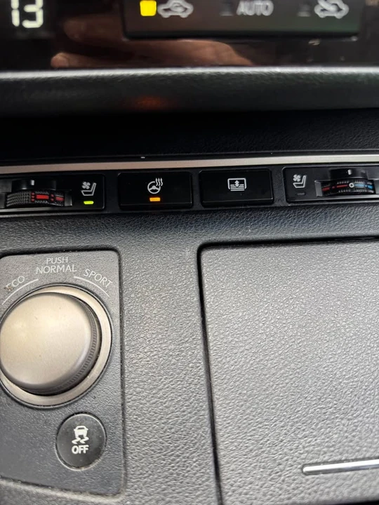 2013 Lexus ES 6th Gen - Image 9 of 17
