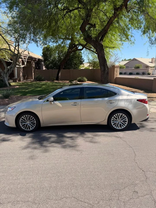 2013 Lexus ES 6th Gen - Image 8 of 15