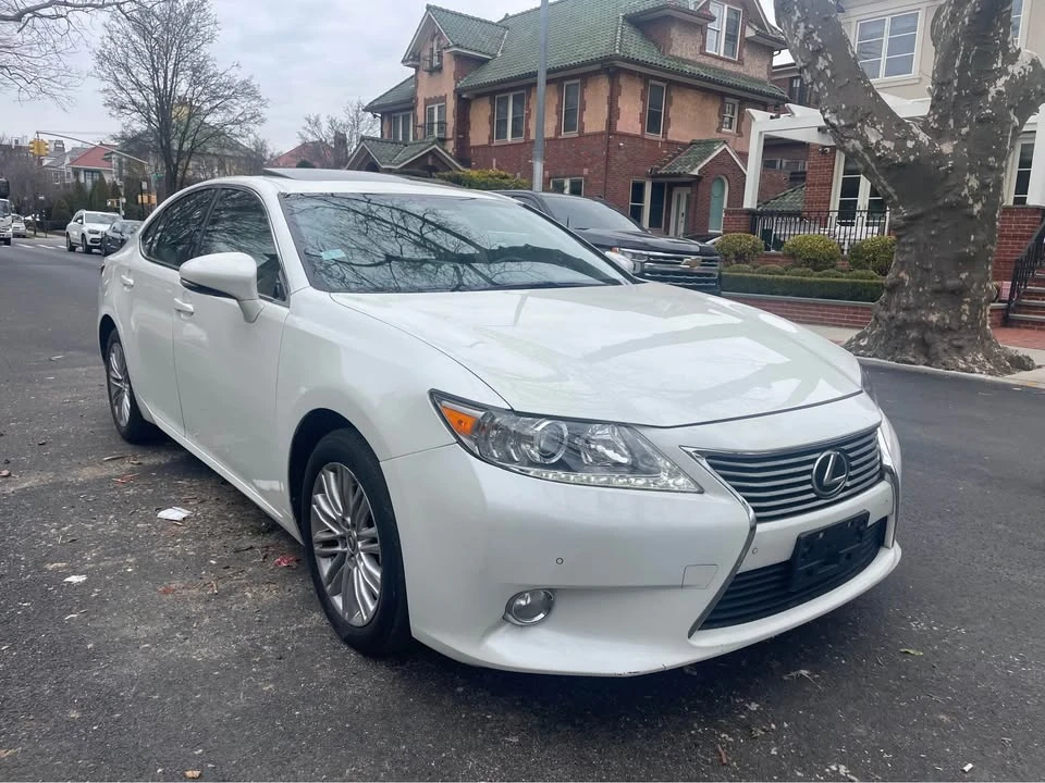 2013 Lexus ES 6th Gen - Image 3 of 19