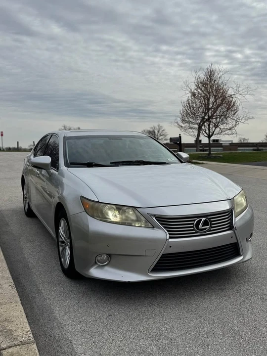 2013 Lexus ES 6th Gen - Image 2 of 17