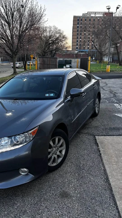2013 Lexus ES 6th Gen - Image 5 of 8